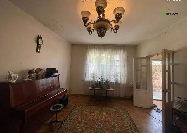 Մեկ հարկանի քարե տուն Հրաչյա Ներսիսյան փողոցում Քանաքեռ Զեյթունում, 90 քմ