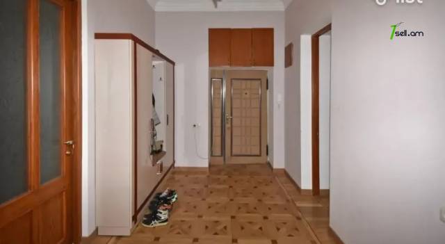 4 սենյականոց բնակարան Մոսկովյան փողոցում, 91 ք.մ., բարձր առաստաղներ, 2/5 հարկ, կապիտալ վերանորոգված