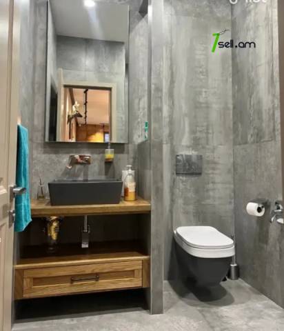 Ընդարձակ 3 սենյականոց բնակարան նորակառույց շենքում Վիկտոր Համբարձումյան փողոցում, 267 ք.մ.