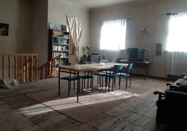 Երկու հարկանի քարե տուն Աբովյանում, 1600 ք.մ.