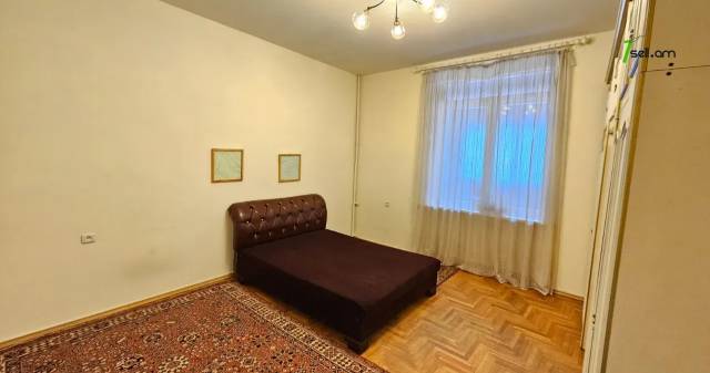 3 սենյականոց բնակարան Տպագրիչների փողոցում, 90 քմ, 2/5 հարկ, կոսմետիկ վերանորոգում, քարե շենք