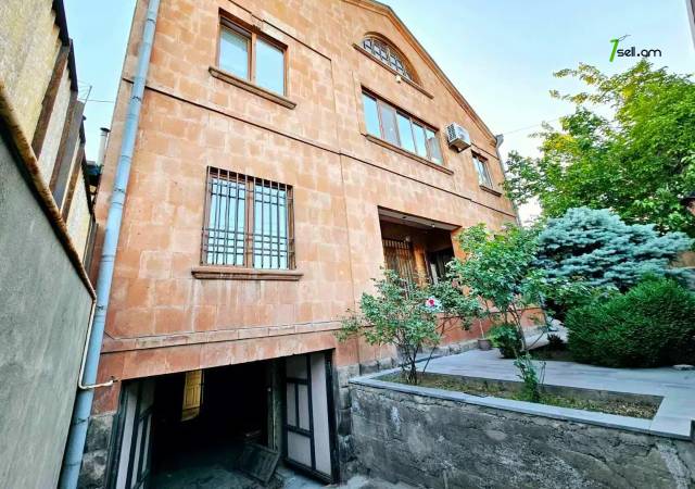 Չորս հարկանի քարե տուն Գրիգոր Զոհրաբ փողոցում Աջափնյակում, 1020 ք.մ., 3+ սանհանգույց