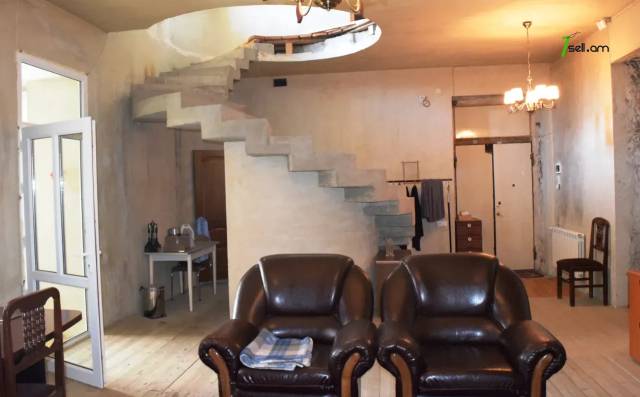 5 սենյականոց բնակարան Ավետիք Իսահակյանի փողոցում, 227 ք.մ., 2 սանհանգույց, բարձր առաստաղներ