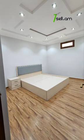 4 սենյականոց բնակարան Նիկողայոս Ադոնցի փողոցում, 100 քմ, եվրովերանորոգված, քարե շենք