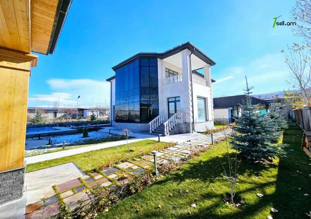 Երկու հարկանի տուն Ամառանոցային փողոցում Ձորաղբյուրում, 2600 ք.մ., 3+ սանհանգույց