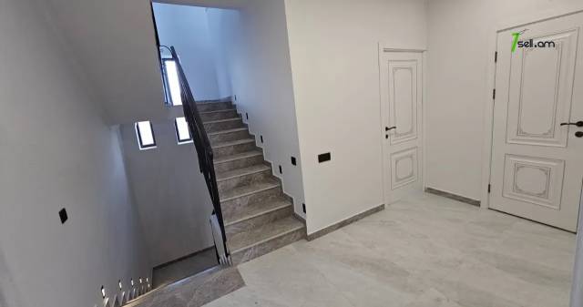 Երեք հարկանի քարե թաունհաուզ Նվեր Սաֆարյան փողոցում Ավանում, 351 ք.մ., 3+ սանհանգույց