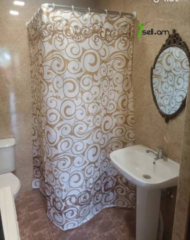 Մեկ հարկանի քարե տուն Սարի Թաղ 6-րդ փողոցում Էրեբունիում, 45 քմ, եվրովերանորոգված