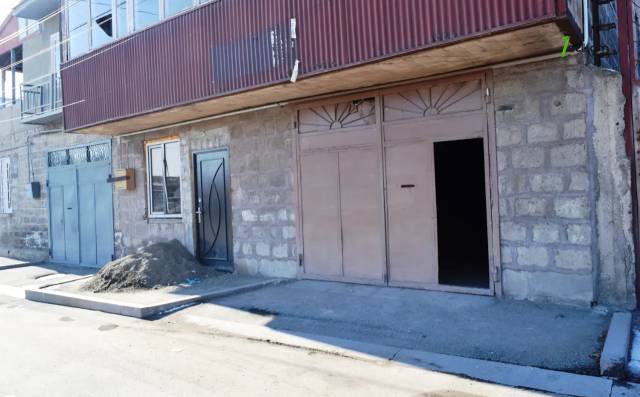Երեք հարկանի քարե տուն Լևոն Մադոյանի փողոցում Գյումրիում, 263 ք.մ., մասնակի վերանորոգում