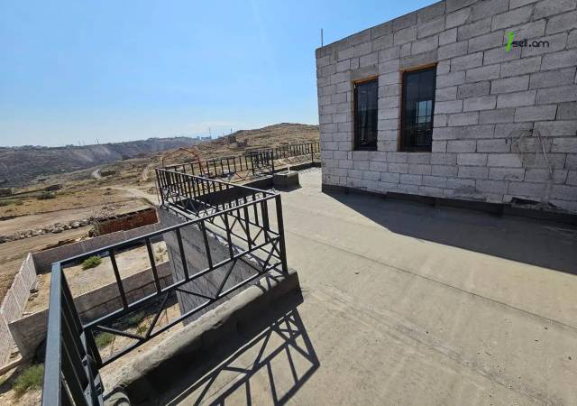 Երկու հարկանի քարե թաունհաուզ Ալբերտ Էյնշտեյնի փողոցում Քանաքեռավանում, 654 ք.մ., 3+ սանհանգույց