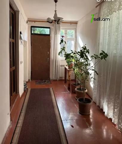 Երկու հարկանի քարե տուն Նոր Արեշի 35-րդ փողոցում Արաբկիրում, 188 ք.մ.