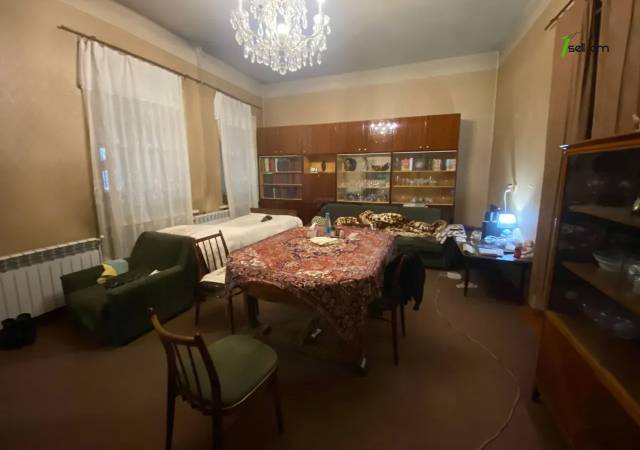 Երեք հարկանի տուն Արամ Խաչատրյան փողոցում Արաբկիրում, 300 քմ, 3+ սանհանգույց