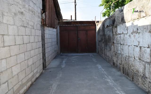 Մեկ հարկանի քարե տուն Աբովյան փողոցում Գյումրիում, 107 քմ