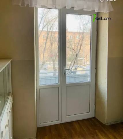 1 սենյականոց բնակարան Շինարարների փողոցում, 30 քմ, 2/4 հարկ, կոսմետիկ վերանորոգում, քարե շենք
