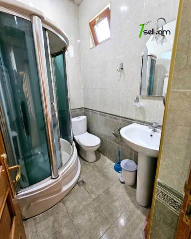 Երեք հարկանի քարե տուն Բարբյուսի փողոցում Արաբկիրում, 1060 ք.մ., 3+ սանհանգույց