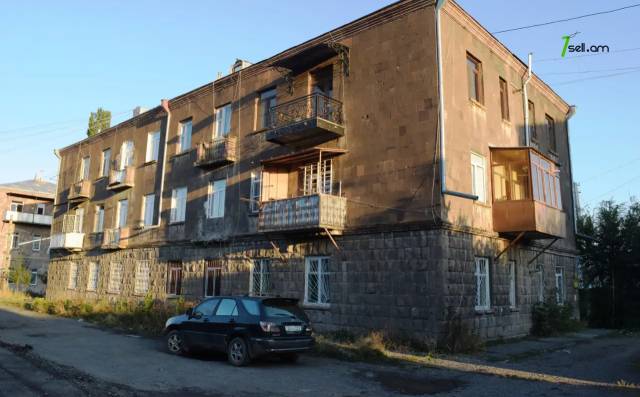 3 սենյականոց բնակարան Շիրակացի փողոցում, 81 ք.մ., 1/3 հարկ, եվրովերանորոգված, քարե շենք