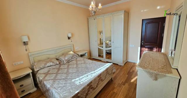 Չորս հարկանի քարե տուն Սիլիկյան 4-րդ փողոցում Աջափնյակում, 2480 ք.մ., 3+ սանհանգույց, մեծ հողամաս