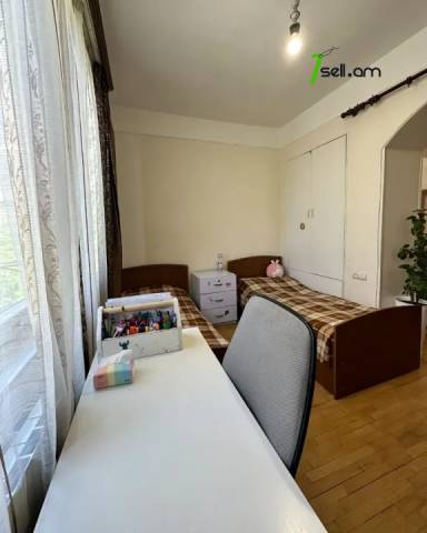 3 սենյականոց բնակարան Սարյանի փողոցում, 80 քմ, նախավերջին հարկ, եվրովերանորոգված, քարե շենք