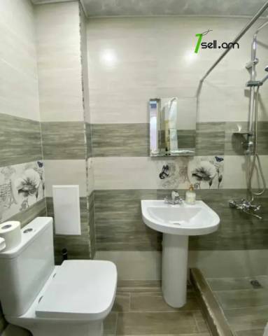 2 սենյականոց բնակարան Պարոնյանի փողոցում, 45 քմ, 1/5 հարկ, կապիտալ վերանորոգված, քարե շենք