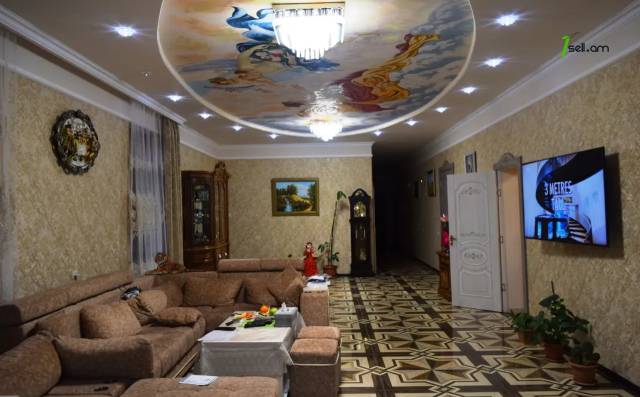 Երկու հարկանի քարե տուն 13-րդ փողոցում Գյումրիում, 716 քմ, 3+ սանհանգույց