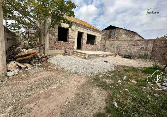 Մեկ հարկանի քարե տուն 22-րդ փողոցում Զովունիում, 200 ք.մ.