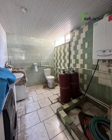 Երկու հարկանի քարե տուն 15-րդ փողոցում Շենգավիթում, 597 քմ, 2 սանհանգույց, կոսմետիկ վերանորոգում