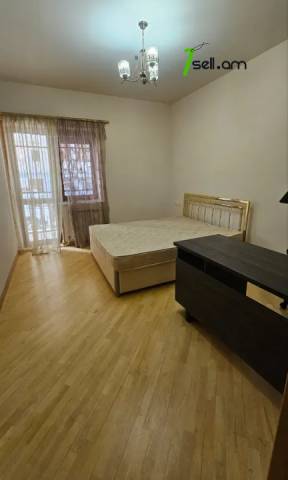 Երեք հարկանի քարե տուն Վրթանես Փափազյան փողոցում Արաբկիրում, 500 քմ, 3+ սանհանգույց