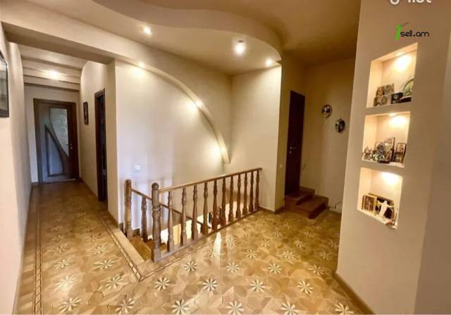 Երկու հարկանի քարե տուն Ալեք Մանուկյան փողոցում կենտրոնում, 185 ք.մ., 2 սանհանգույց