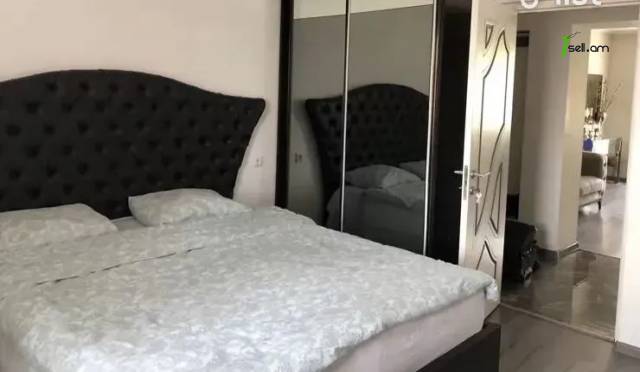 3 սենյականոց բնակարան Գրիբոյեդով փողոցում, 82 ք.մ., դիզայներական ոճով վերանորոգված, քարե շենք