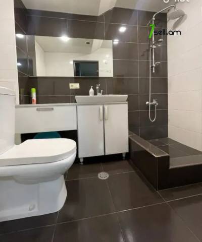 4 սենյականոց բնակարան, Աթոյան փողոցի նրբանցք, 93 ք.մ., 3/5 հարկ, կապիտալ վերանորոգված, քարե շենք