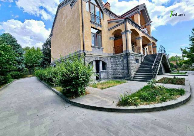 Երեք հարկանի քարե տուն Արաբկիրում, 3200 քմ, 3+ սանհանգույց, մեծ հողամաս, կապիտալ վերանորոգված