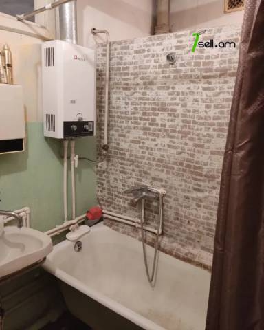 3 սենյականոց բնակարան Արամ Խաչատրյանի փողոցում, 86 ք.մ., մի քանի պատշգամբ, քարե շենք
