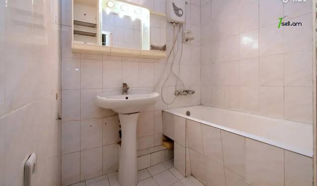 4 սենյականոց բնակարան Ավետիս Ահարոնյան փողոցում, 100 քմ, կոսմետիկ վերանորոգում, քարե շենք