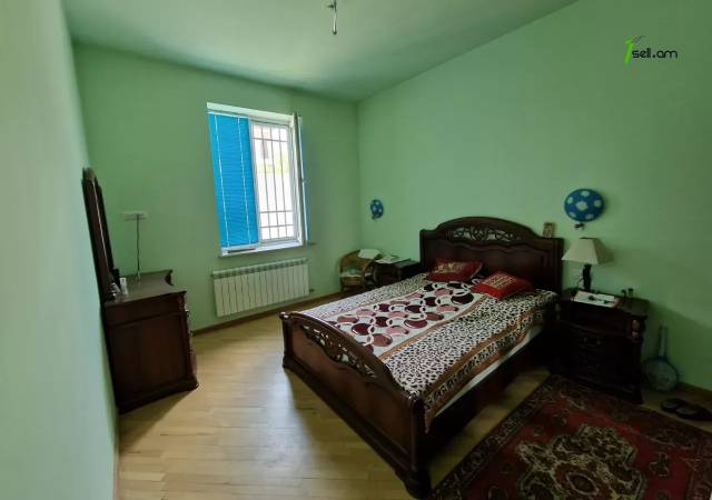 Մեկ հարկանի քարե տուն Խաչատուր Աբովյանի 27-րդ փողոցում Ավանում, 1000 ք.մ., 2 սանհանգույց