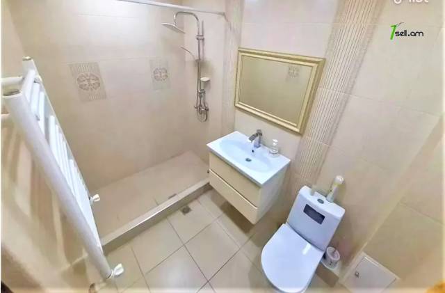 3 սենյականոց բնակարան Էրեբունիում, 82 ք.մ., 2/5 հարկ, կապիտալ վերանորոգված, քարե շենք