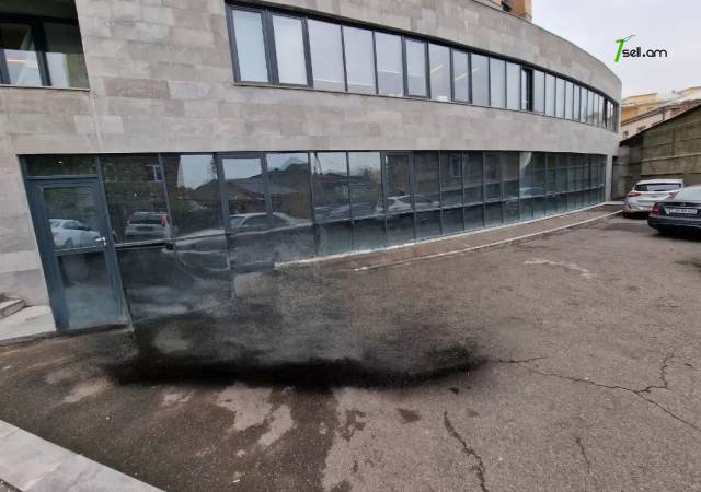 Բազմաֆունկցիոնալ գույք Դերենիկ Դեմիրճյանի փողոցում կենտրոնում, 241 ք.մ.