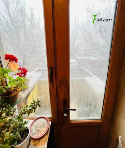 2 սենյականոց բնակարան Նաիրի Զարյան փողոցում, 66 ք.մ., բարձր առաստաղներ, նախավերջին հարկ, քարե շենք