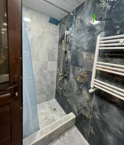 2 սենյականոց բնակարան Աղբյուր Սերոբի փողոցում, 42 քմ, 2/7 հարկ, դիզայներական ոճով վերանորոգված