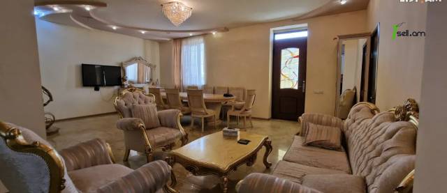 Երկու հարկանի քարե տուն, Նազարբեկյան թաղամաս Աջափնյակում, 740 ք.մ., 2 սանհանգույց