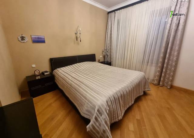 Երեք հարկանի քարե տուն, Գ-1 թաղամաս Աջափնյակում, 370 ք.մ., 2 սանհանգույց, կապիտալ վերանորոգված