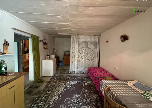 Երեք հարկանի քարե ամառանոց 16-րդ փողոցում Գետամեջում, 148 ք.մ., 2 սանհանգույց, մասնակի վերանորոգում