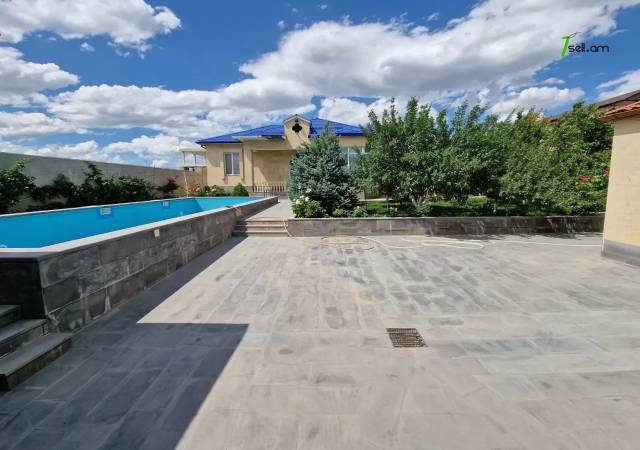 Մեկ հարկանի քարե տուն Խաչատուր Աբովյանի 27-րդ փողոցում Ավանում, 1000 ք.մ., 2 սանհանգույց