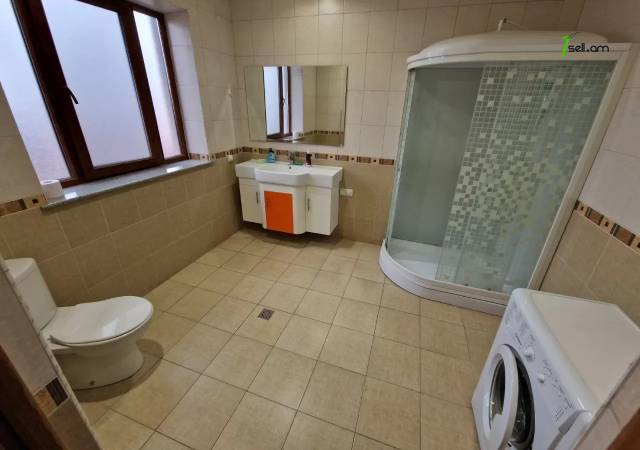 Երկու հարկանի քարե տուն, Եղվարդի խճուղի Զովունիում, 1000 ք.մ., 3+ սանհանգույց, եվրովերանորոգված