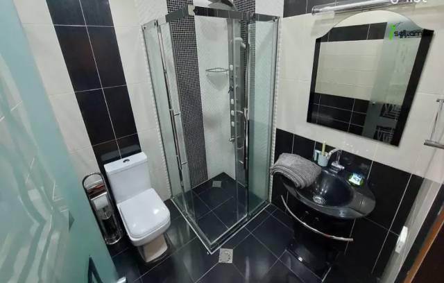 6 սենյականոց բնակարան Հանրապետության փողոցում, 230 ք.մ., նախավերջին հարկ, 3+ սանհանգույց