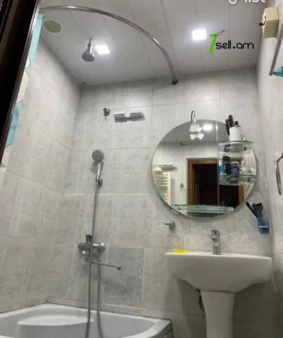 3 սենյականոց բնակարան, Աթոյան փողոցի նրբանցք, 91 ք.մ., 1/5 հարկ, կապիտալ վերանորոգված, քարե շենք