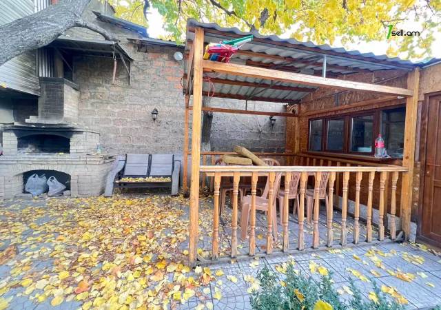 Երկու հարկանի քարե տուն Անտառային փողոցում կենտրոնում, 350 ք.մ., 3+ սանհանգույց, եվրովերանորոգված