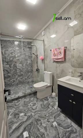 Երեք հարկանի քարե տուն Զաքարիա Քանաքեռցու փողոցում Քանաքեռ Զեյթունում, 250 քմ, 3+ սանհանգույց