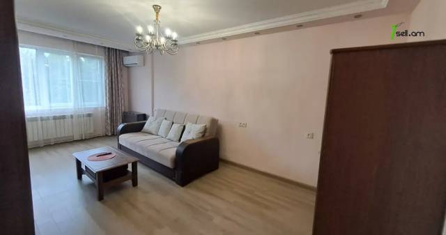 1 սենյականոց բնակարան Եզնիկ Կողբացու փողոցում, 40 քմ, 4/9 հարկ, եվրովերանորոգված