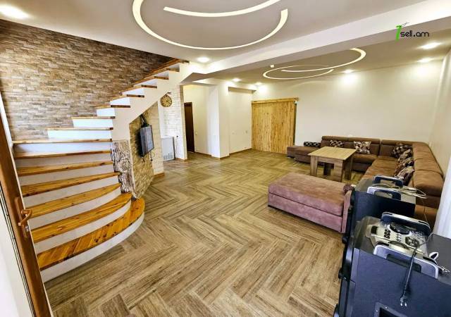 Երկու հարկանի քարե տուն 41-րդ փողոցում Զովունիում, 600 ք.մ., 3+ սանհանգույց