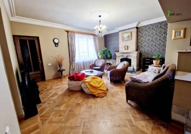 Երեք հարկանի տուն Օստրովսկու փողոցում կենտրոնում, 900 քմ, 3+ սանհանգույց, կապիտալ վերանորոգված