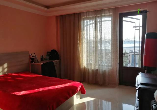 Երեք հարկանի քարե տուն, Ավան-Առինջ 2-րդ միկրոշրջան Ավանում, 1020 ք.մ., 3+ սանհանգույց